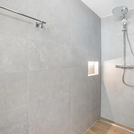 Renoviertes Oberhalb Mit Balkon Und Bergblick Apartament *
