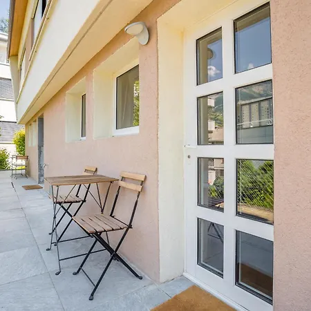 Renoviertes Oberhalb Mit Balkon Und Bergblick Appartamento