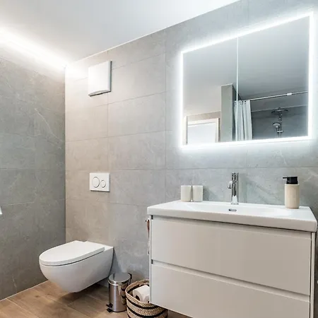 Renoviertes Oberhalb Mit Balkon Und Bergblick Appartamento